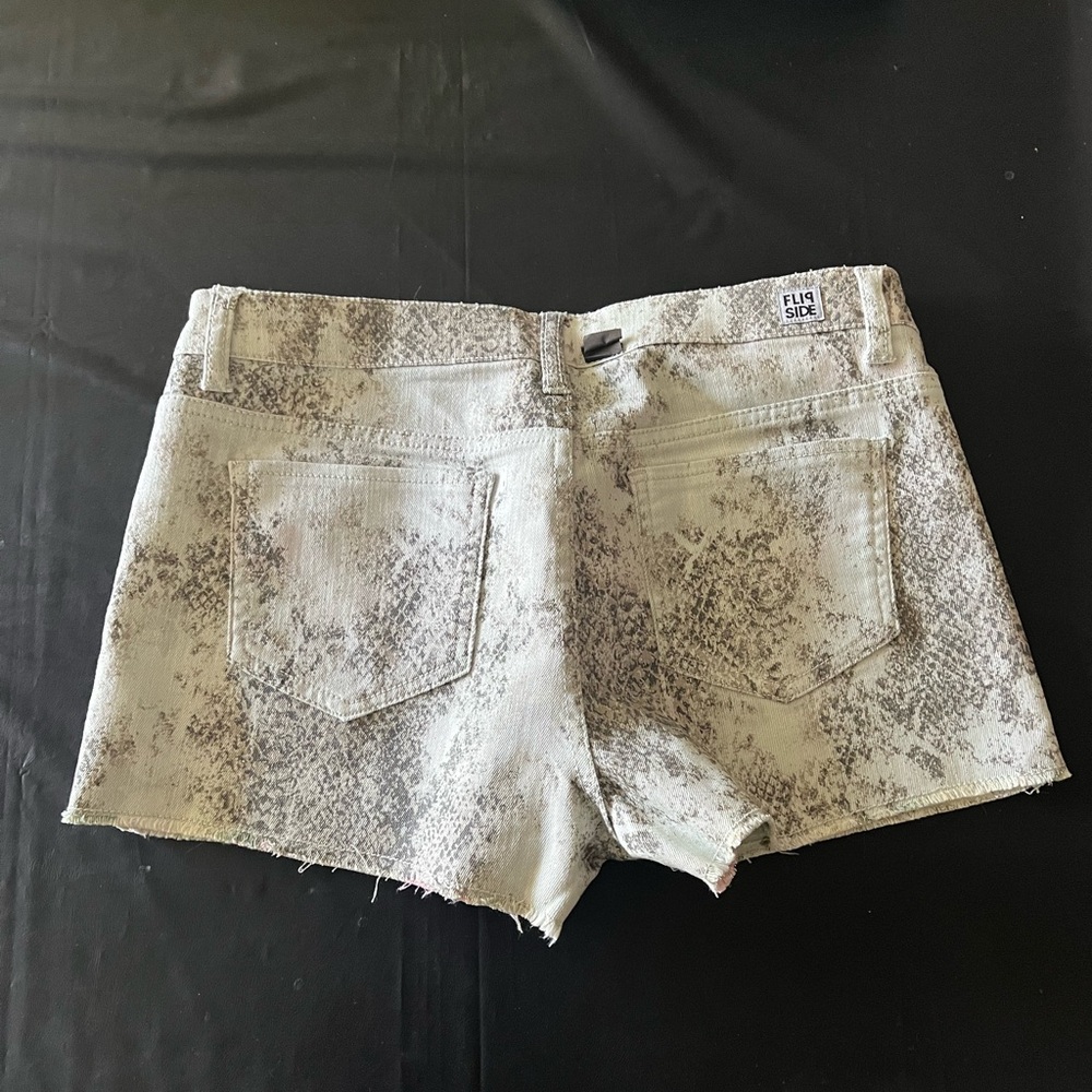 Flipside Reversible Shorts - Picture 4 of 4